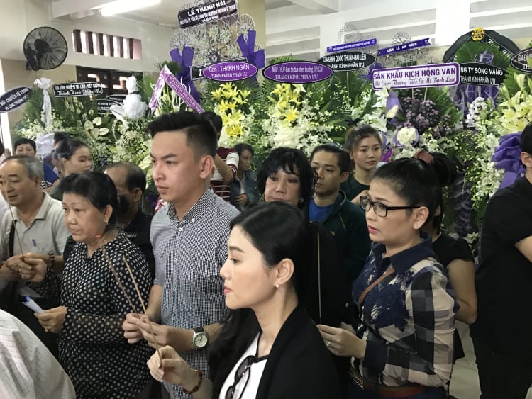 Tiễn đưa "sầu nữ" Út Bạch Lan về nơi an nghỉ cuối cùng 4 Tiễn đưa sầu nữ Út Bạch Lan về nơi an nghỉ cuối cùng - Ảnh 3
